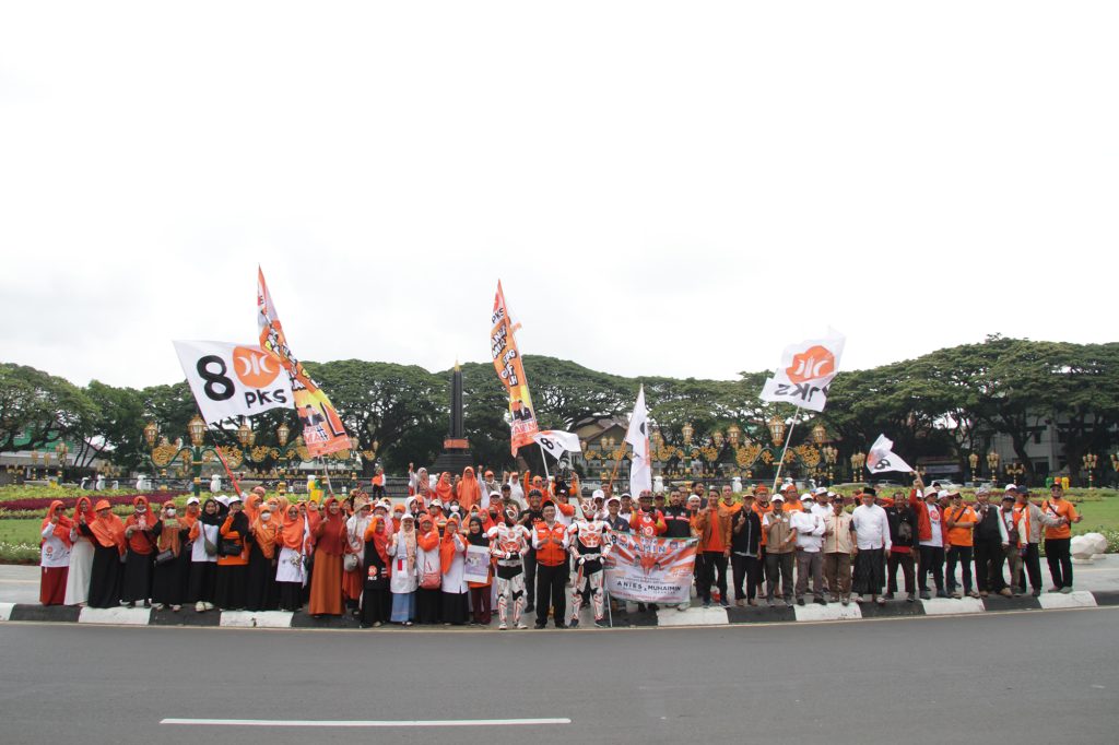 Peserta Kampanye berfoto bersama dengan latar Alun-alun Tugu Kota Malang (Foto: Wara)