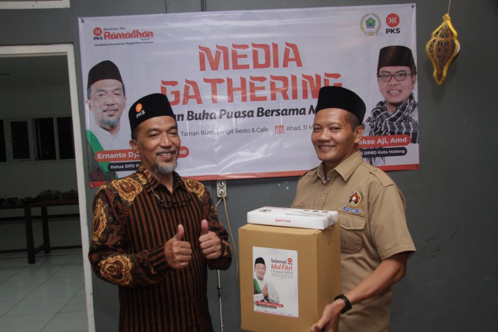 Ernanto Djoko memberikan bingkisan lebaran kepada perwakilan dari PWI Kota Malang