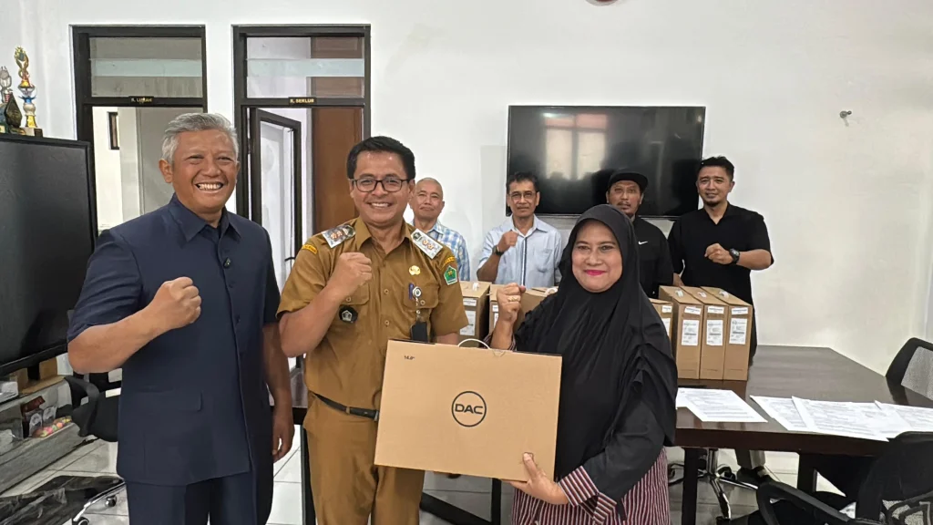 Ketua Fraksi PKS DPRD Kota Malang H. Asmualik Serahkan 12 Laptop untuk RW di Kelurahan Purwantoro