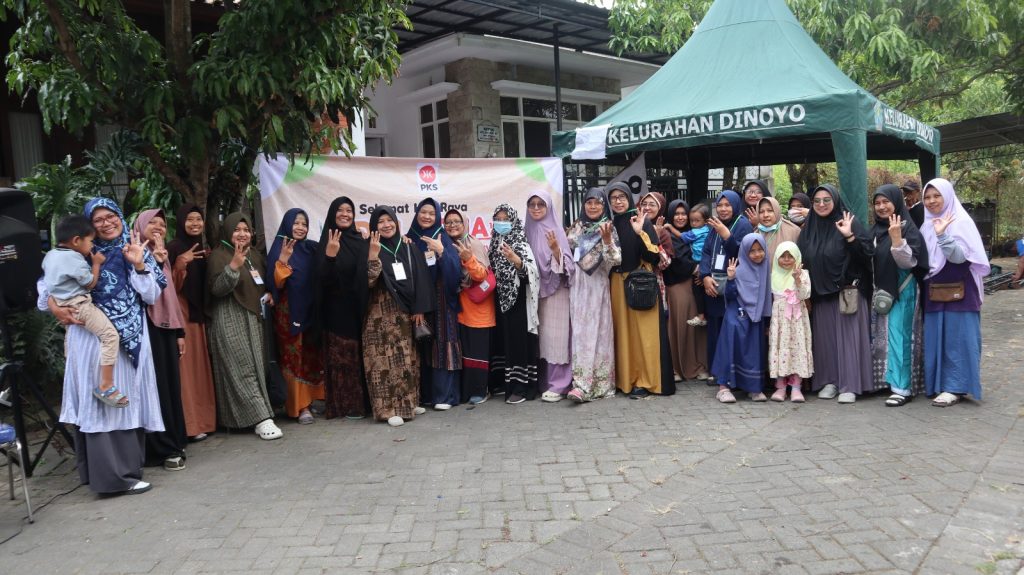 MALANG – Dewan Pengurus Cabang (DPC) PKS Kecamatan Lowokwaru melaksanakan penyembelihan hewan kurban dalam rangka Hari Raya Iduladha 1447 Hijriah pada Sabtu (30/5/2026). Kegiatan ini menjadi bagian dari syiar sekaligus pelayanan kepada masyarakat dengan mengusung tema nasional PKS, “Berkurban, Berbagi, Berdaya.” Pada pelaksanaan kurban tahun ini, DPC PKS Lowokwaru menyembelih 4 ekor sapi dan 24 ekor kambing yang berasal dari partisipasi kader, simpatisan, serta masyarakat yang mempercayakan pelaksanaan ibadah kurbannya melalui PKS. Sejak pagi hari, puluhan panitia dan relawan bergotong royong memastikan seluruh proses penyembelihan berlangsung tertib, aman, dan sesuai syariat. Setelah proses penyembelihan selesai, daging kurban dikemas dan didistribusikan kepada masyarakat di berbagai wilayah Kecamatan Lowokwaru. Ketua DPC PKS Lowokwaru, dr. H. Hari, menyampaikan bahwa ibadah kurban tidak hanya menjadi bentuk ketakwaan kepada Allah SWT, tetapi juga sarana memperkuat kepedulian sosial dan solidaritas masyarakat. “Melalui semangat Berkurban, Berbagi, Berdaya, kami ingin menghadirkan manfaat yang lebih luas. Kurban bukan sekadar ritual ibadah, tetapi juga bentuk nyata kepedulian kepada sesama, mempererat ukhuwah, dan menghadirkan kebahagiaan bagi masyarakat,” ujarnya. Menurutnya, tema kurban tahun ini mencerminkan nilai kebermanfaatan yang tidak hanya dirasakan penerima daging kurban, tetapi juga mendukung pemberdayaan peternak lokal dan memperkuat semangat gotong royong di tengah masyarakat. Melalui kegiatan ini, DPC PKS Lowokwaru berharap semangat berbagi dan kepedulian sosial terus tumbuh, sekaligus memperkuat peran PKS sebagai mitra masyarakat dalam menghadirkan pelayanan dan kebermanfaatan yang nyata.