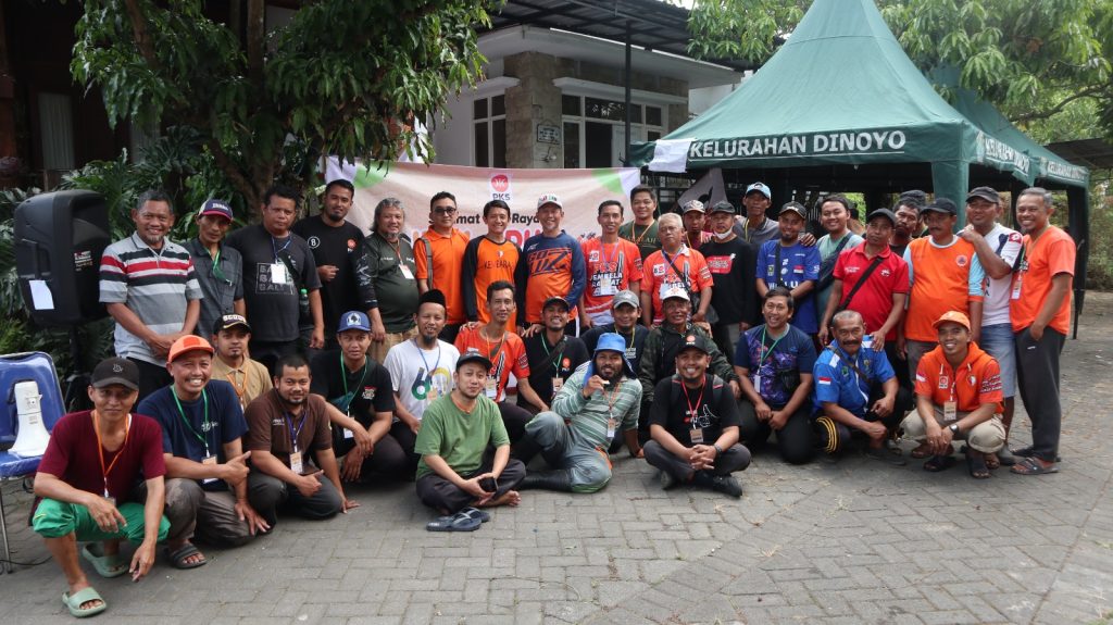 MALANG – Dewan Pengurus Cabang (DPC) PKS Kecamatan Lowokwaru melaksanakan penyembelihan hewan kurban dalam rangka Hari Raya Iduladha 1447 Hijriah pada Sabtu (30/5/2026). Kegiatan ini menjadi bagian dari syiar sekaligus pelayanan kepada masyarakat dengan mengusung tema nasional PKS, “Berkurban, Berbagi, Berdaya.” Pada pelaksanaan kurban tahun ini, DPC PKS Lowokwaru menyembelih 4 ekor sapi dan 24 ekor kambing yang berasal dari partisipasi kader, simpatisan, serta masyarakat yang mempercayakan pelaksanaan ibadah kurbannya melalui PKS. Sejak pagi hari, puluhan panitia dan relawan bergotong royong memastikan seluruh proses penyembelihan berlangsung tertib, aman, dan sesuai syariat. Setelah proses penyembelihan selesai, daging kurban dikemas dan didistribusikan kepada masyarakat di berbagai wilayah Kecamatan Lowokwaru. Ketua DPC PKS Lowokwaru, dr. H. Hari, menyampaikan bahwa ibadah kurban tidak hanya menjadi bentuk ketakwaan kepada Allah SWT, tetapi juga sarana memperkuat kepedulian sosial dan solidaritas masyarakat. “Melalui semangat Berkurban, Berbagi, Berdaya, kami ingin menghadirkan manfaat yang lebih luas. Kurban bukan sekadar ritual ibadah, tetapi juga bentuk nyata kepedulian kepada sesama, mempererat ukhuwah, dan menghadirkan kebahagiaan bagi masyarakat,” ujarnya. Menurutnya, tema kurban tahun ini mencerminkan nilai kebermanfaatan yang tidak hanya dirasakan penerima daging kurban, tetapi juga mendukung pemberdayaan peternak lokal dan memperkuat semangat gotong royong di tengah masyarakat. Melalui kegiatan ini, DPC PKS Lowokwaru berharap semangat berbagi dan kepedulian sosial terus tumbuh, sekaligus memperkuat peran PKS sebagai mitra masyarakat dalam menghadirkan pelayanan dan kebermanfaatan yang nyata.
