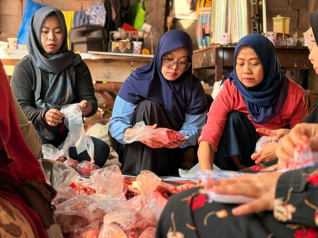 PKS Blimbing Salurkan 1.278 Paket Daging Kurban untuk Masyarakat pada Iduladha 1447 H 3 PKS Blimbing Salurkan 1.278 Paket Daging Kurban untuk Masyarakat pada Iduladha 1447 H